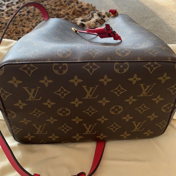 Authentic- LV Neonoe Bucket Drawstring, Freesia, Discontinued Color As Of 2019 - Picture 9 of 11